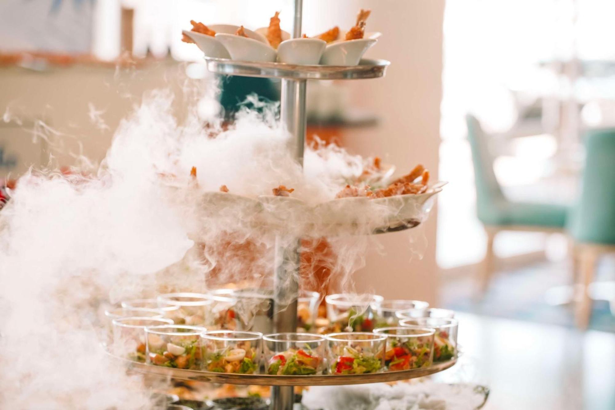 Radisson Collection Hotel, Waterfront Città del Capo Esterno foto A display of food prepared with liquid nitrogen