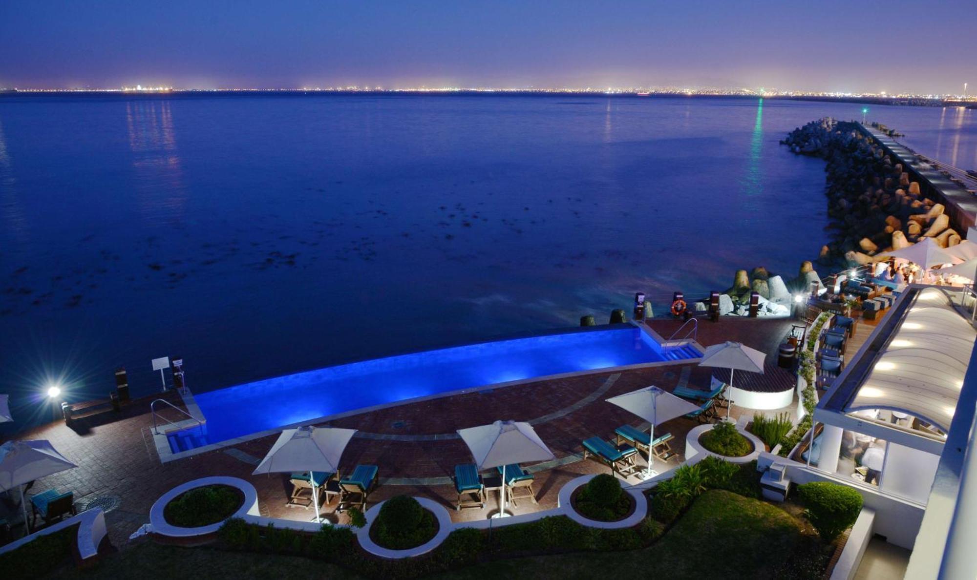 Radisson Collection Hotel, Waterfront Città del Capo Esterno foto View of the pool at the hotel