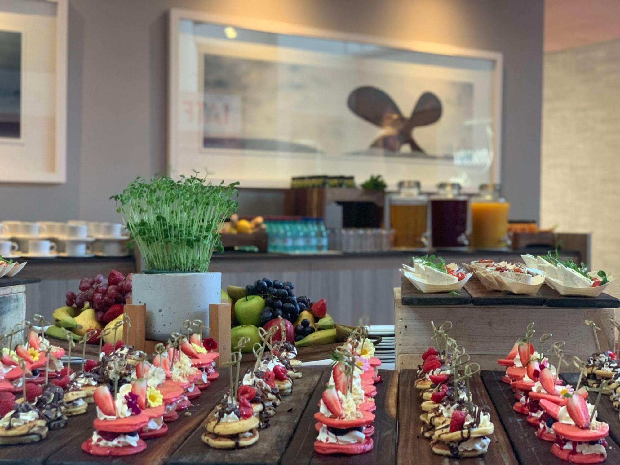 Radisson Collection Hotel, Waterfront Città del Capo Esterno foto A buffet at a hotel