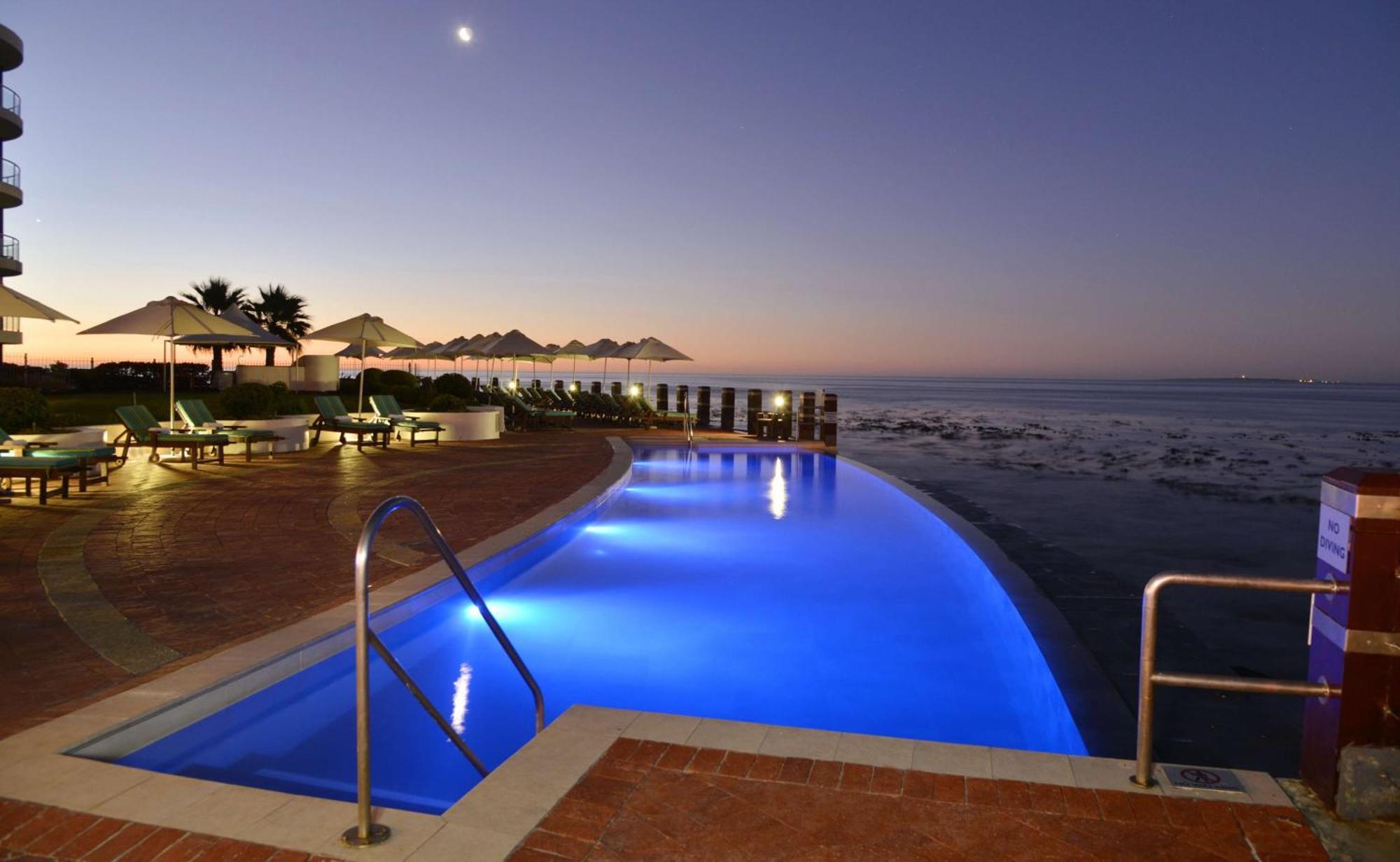 Radisson Collection Hotel, Waterfront Città del Capo Esterno foto Infinity pool at the Cape Grace Hotel, Cape Town, South Africa