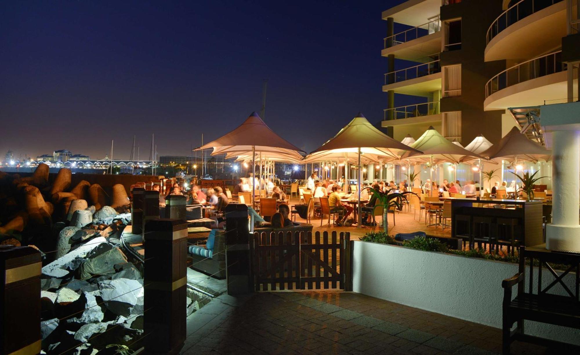 Radisson Collection Hotel, Waterfront Città del Capo Esterno foto The Deck at the Marina