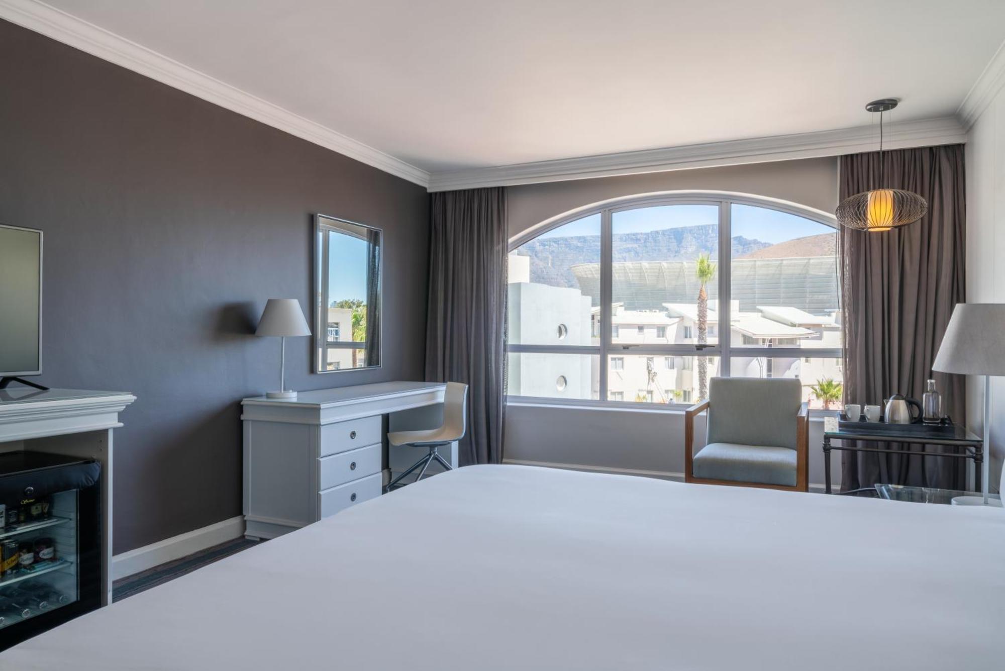 Radisson Collection Hotel, Waterfront Città del Capo Esterno foto A bedroom at the Cape Town International Convention Centre